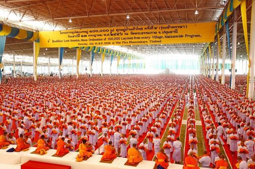 ภาพ No.8960:พิธีเวียนประทักษิณ วันทาเจดีย์และพิธีขอสรณคมน์และศีลของธรรมทายาทในวันบรรพชา 