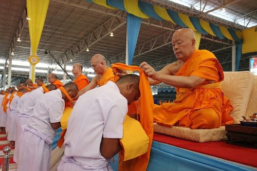 ภาพ No.8959:พิธีเวียนประทักษิณ วันทาเจดีย์และพิธีขอสรณคมน์และศีลของธรรมทายาทในวันบรรพชา 