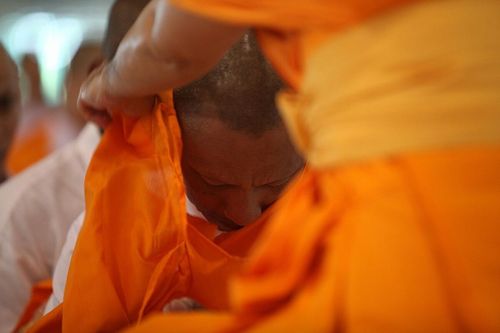 ภาพ No.8961:พิธีเวียนประทักษิณ วันทาเจดีย์และพิธีขอสรณคมน์และศีลของธรรมทายาทในวันบรรพชา 