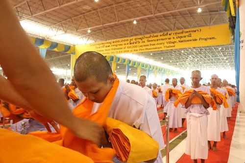 ภาพ No.8964:พิธีเวียนประทักษิณ วันทาเจดีย์และพิธีขอสรณคมน์และศีลของธรรมทายาทในวันบรรพชา 