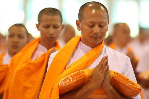 ภาพ No.8963:พิธีเวียนประทักษิณ วันทาเจดีย์และพิธีขอสรณคมน์และศีลของธรรมทายาทในวันบรรพชา 