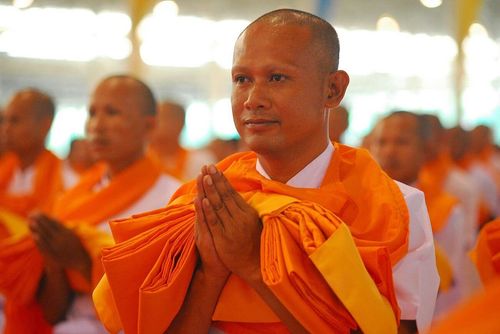 ภาพ No.8965:พิธีเวียนประทักษิณ วันทาเจดีย์และพิธีขอสรณคมน์และศีลของธรรมทายาทในวันบรรพชา 