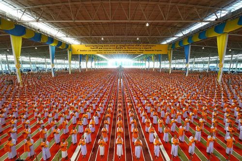 ภาพ No.8967:พิธีเวียนประทักษิณ วันทาเจดีย์และพิธีขอสรณคมน์และศีลของธรรมทายาทในวันบรรพชา 