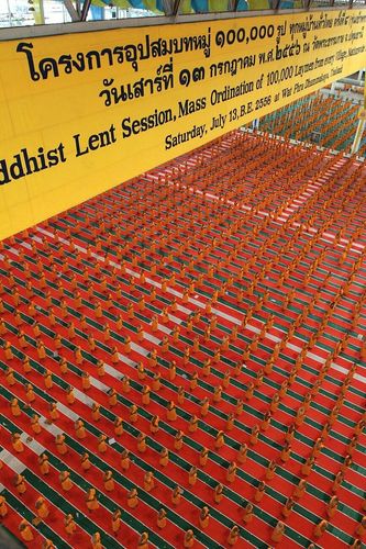 ภาพ No.8969:พิธีเวียนประทักษิณ วันทาเจดีย์และพิธีขอสรณคมน์และศีลของธรรมทายาทในวันบรรพชา 