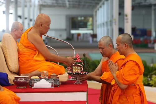 ภาพ No.8974:พิธีเวียนประทักษิณ วันทาเจดีย์และพิธีขอสรณคมน์และศีลของธรรมทายาทในวันบรรพชา 