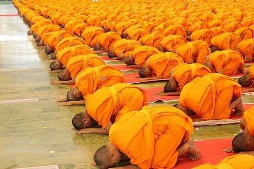 ภาพ No.8968:พิธีเวียนประทักษิณ วันทาเจดีย์และพิธีขอสรณคมน์และศีลของธรรมทายาทในวันบรรพชา 