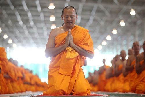 ภาพ No.8971:พิธีเวียนประทักษิณ วันทาเจดีย์และพิธีขอสรณคมน์และศีลของธรรมทายาทในวันบรรพชา 