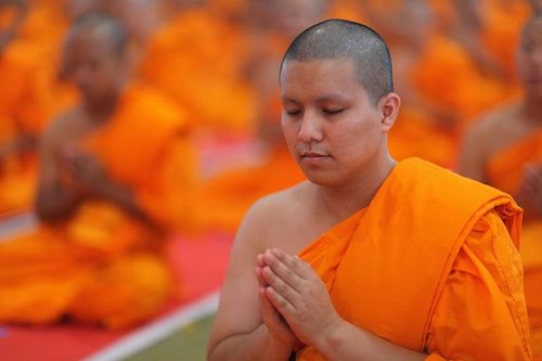 ภาพ No.8975:พิธีเวียนประทักษิณ วันทาเจดีย์และพิธีขอสรณคมน์และศีลของธรรมทายาทในวันบรรพชา 