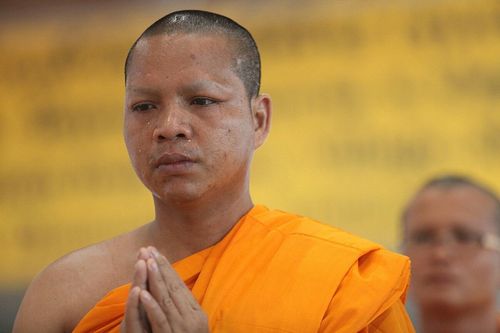 ภาพ No.8973:พิธีเวียนประทักษิณ วันทาเจดีย์และพิธีขอสรณคมน์และศีลของธรรมทายาทในวันบรรพชา 