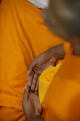 ภาพ No.8976:พิธีเวียนประทักษิณ วันทาเจดีย์และพิธีขอสรณคมน์และศีลของธรรมทายาทในวันบรรพชา 