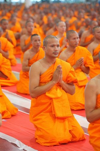 ภาพ No.8978:พิธีเวียนประทักษิณ วันทาเจดีย์และพิธีขอสรณคมน์และศีลของธรรมทายาทในวันบรรพชา 