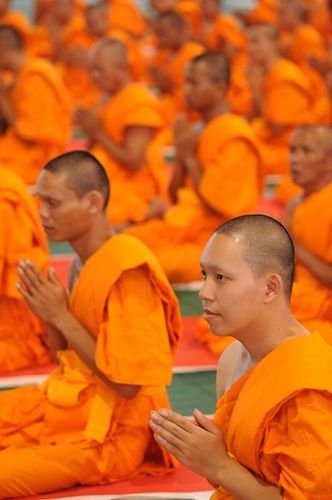 ภาพ No.8979:พิธีเวียนประทักษิณ วันทาเจดีย์และพิธีขอสรณคมน์และศีลของธรรมทายาทในวันบรรพชา 