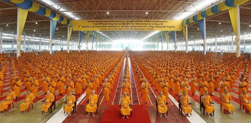 ภาพ No.8981:พิธีเวียนประทักษิณ วันทาเจดีย์และพิธีขอสรณคมน์และศีลของธรรมทายาทในวันบรรพชา 