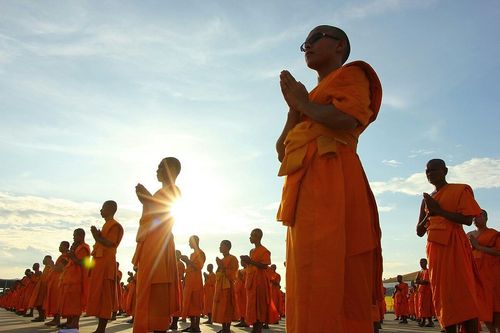 ภาพ No.8982:พิธีเวียนประทักษิณ วันทาเจดีย์และพิธีขอสรณคมน์และศีลของธรรมทายาทในวันบรรพชา 