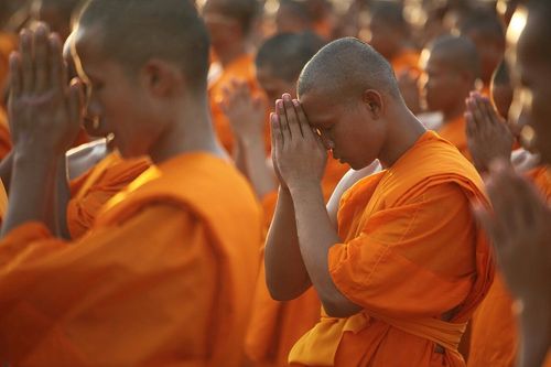 ภาพ No.8980:พิธีเวียนประทักษิณ วันทาเจดีย์และพิธีขอสรณคมน์และศีลของธรรมทายาทในวันบรรพชา 