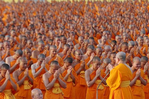 ภาพ No.8985:พิธีเวียนประทักษิณ วันทาเจดีย์และพิธีขอสรณคมน์และศีลของธรรมทายาทในวันบรรพชา 