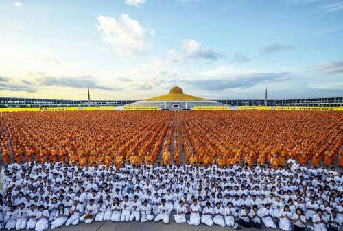 ภาพ No.8986:พิธีเวียนประทักษิณ วันทาเจดีย์และพิธีขอสรณคมน์และศีลของธรรมทายาทในวันบรรพชา 