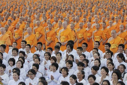 ภาพ No.8987:พิธีเวียนประทักษิณ วันทาเจดีย์และพิธีขอสรณคมน์และศีลของธรรมทายาทในวันบรรพชา 