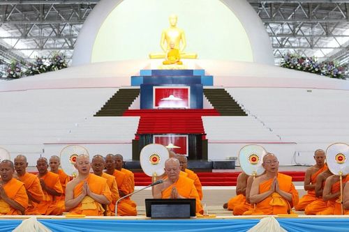 ภาพ No.8989:ประมวลภาพพิธีถวายกองทุนแสงสว่างและผ้าอาบน้ำฝน วันอาสาฬหบูชา