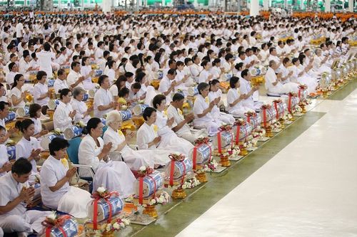 ภาพ No.8991:ประมวลภาพพิธีถวายกองทุนแสงสว่างและผ้าอาบน้ำฝน วันอาสาฬหบูชา