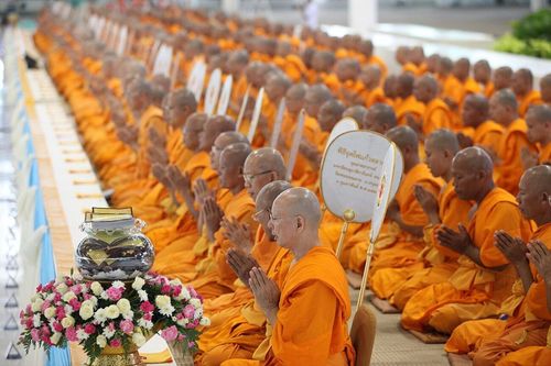 ภาพ No.8990:ประมวลภาพพิธีถวายกองทุนแสงสว่างและผ้าอาบน้ำฝน วันอาสาฬหบูชา