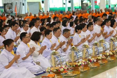 ภาพ No.8992:ประมวลภาพพิธีถวายกองทุนแสงสว่างและผ้าอาบน้ำฝน วันอาสาฬหบูชา