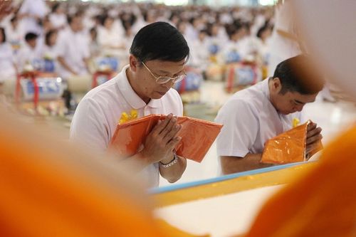 ภาพ No.8993:ประมวลภาพพิธีถวายกองทุนแสงสว่างและผ้าอาบน้ำฝน วันอาสาฬหบูชา