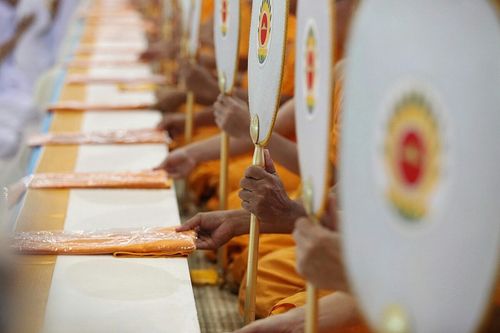 ภาพ No.8994:ประมวลภาพพิธีถวายกองทุนแสงสว่างและผ้าอาบน้ำฝน วันอาสาฬหบูชา