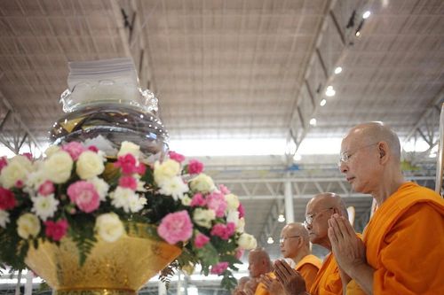 ภาพ No.8995:ประมวลภาพพิธีถวายกองทุนแสงสว่างและผ้าอาบน้ำฝน วันอาสาฬหบูชา