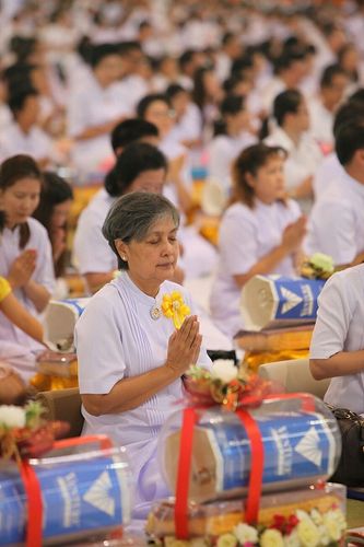 ภาพ No.8996:ประมวลภาพพิธีถวายกองทุนแสงสว่างและผ้าอาบน้ำฝน วันอาสาฬหบูชา