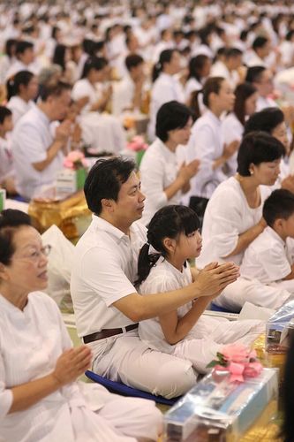 ภาพ No.8997:ประมวลภาพพิธีถวายกองทุนแสงสว่างและผ้าอาบน้ำฝน วันอาสาฬหบูชา