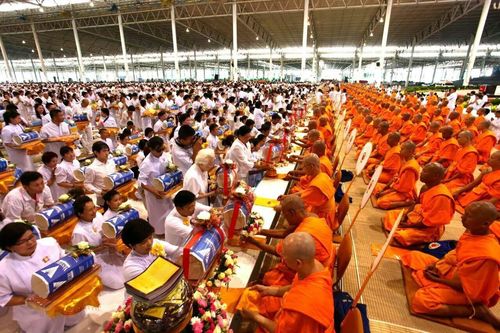 ภาพ No.8998:ประมวลภาพพิธีถวายกองทุนแสงสว่างและผ้าอาบน้ำฝน วันอาสาฬหบูชา