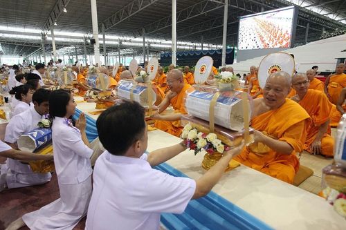 ภาพ No.9001:ประมวลภาพพิธีถวายกองทุนแสงสว่างและผ้าอาบน้ำฝน วันอาสาฬหบูชา