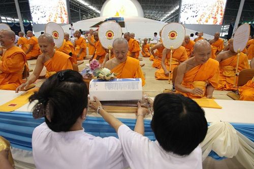 ภาพ No.9002:ประมวลภาพพิธีถวายกองทุนแสงสว่างและผ้าอาบน้ำฝน วันอาสาฬหบูชา