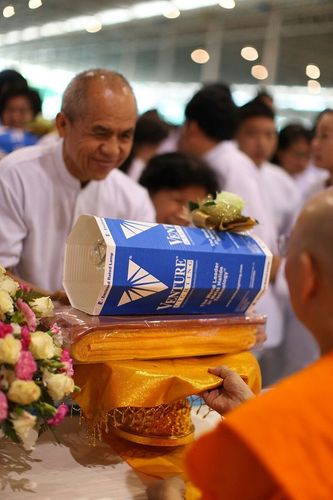 ภาพ No.9000:ประมวลภาพพิธีถวายกองทุนแสงสว่างและผ้าอาบน้ำฝน วันอาสาฬหบูชา