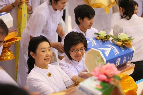 ภาพ No.9005:ประมวลภาพพิธีถวายกองทุนแสงสว่างและผ้าอาบน้ำฝน วันอาสาฬหบูชา