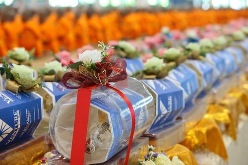 ภาพ No.9006:ประมวลภาพพิธีถวายกองทุนแสงสว่างและผ้าอาบน้ำฝน วันอาสาฬหบูชา