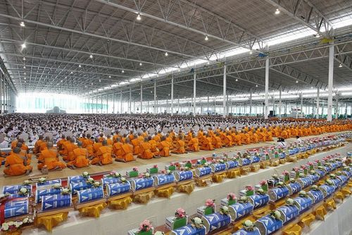 ภาพ No.9004:ประมวลภาพพิธีถวายกองทุนแสงสว่างและผ้าอาบน้ำฝน วันอาสาฬหบูชา