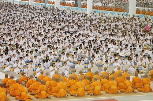 ภาพ No.9007:ประมวลภาพพิธีถวายกองทุนแสงสว่างและผ้าอาบน้ำฝน วันอาสาฬหบูชา