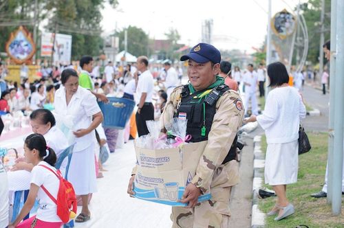 ภาพ No.9044:ประมวลภาพตักบาตรยะลาพระ 1,000 รูป ณ ศาลหลักเมืองถึงหอนาฬิกา 