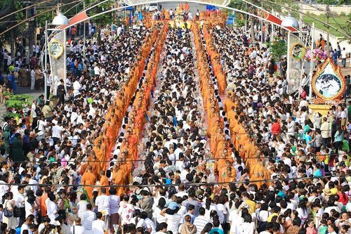 ภาพ No.9049:ประมวลภาพตักบาตรยะลาพระ 1,000 รูป ณ ศาลหลักเมืองถึงหอนาฬิกา 