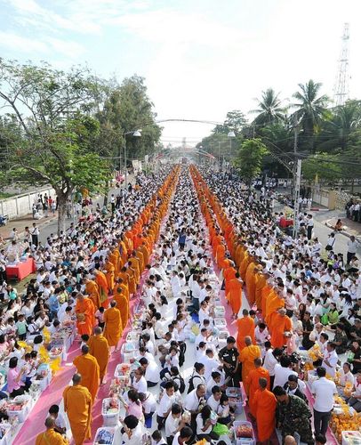 ภาพ No.9046:ประมวลภาพตักบาตรยะลาพระ 1,000 รูป ณ ศาลหลักเมืองถึงหอนาฬิกา 