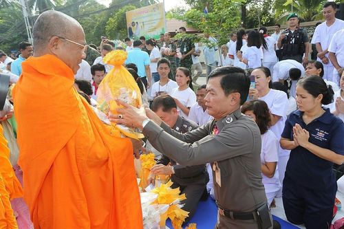 ภาพ No.9052:ประมวลภาพตักบาตรยะลาพระ 1,000 รูป ณ ศาลหลักเมืองถึงหอนาฬิกา 