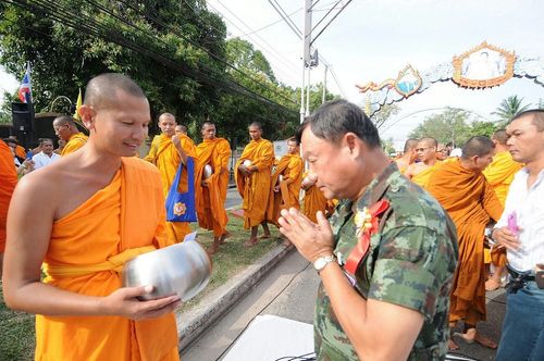 ภาพ No.9051:ประมวลภาพตักบาตรยะลาพระ 1,000 รูป ณ ศาลหลักเมืองถึงหอนาฬิกา 