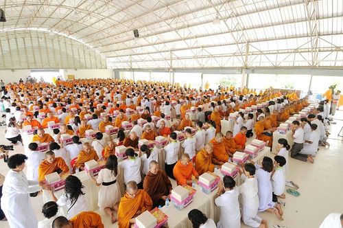 ภาพ No.9056:ประมวลภาพตักบาตรยะลาพระ 1,000 รูป ณ ศาลหลักเมืองถึงหอนาฬิกา 