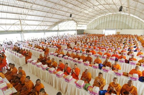 ภาพ No.9057:ประมวลภาพตักบาตรยะลาพระ 1,000 รูป ณ ศาลหลักเมืองถึงหอนาฬิกา 