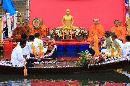 ภาพ No.9094:ประมวลภาพตักบาตรเทศกาลเข้าพรรษา สืบสานประเพณีตักบาตรทางน้ำ อบต.คลองสาม 