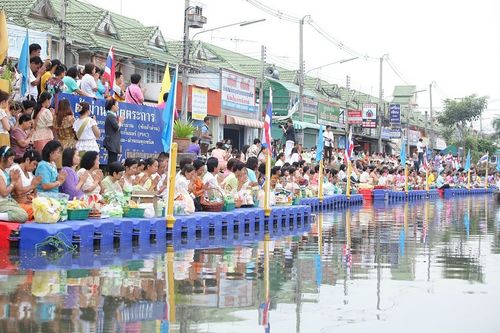 ภาพ No.9095:ประมวลภาพตักบาตรเทศกาลเข้าพรรษา สืบสานประเพณีตักบาตรทางน้ำ อบต.คลองสาม 