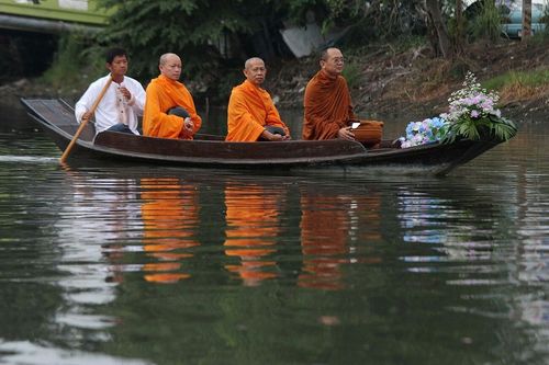 ภาพ No.9093:ประมวลภาพตักบาตรเทศกาลเข้าพรรษา สืบสานประเพณีตักบาตรทางน้ำ อบต.คลองสาม 