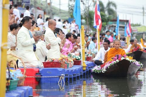 ภาพ No.9096:ประมวลภาพตักบาตรเทศกาลเข้าพรรษา สืบสานประเพณีตักบาตรทางน้ำ อบต.คลองสาม 